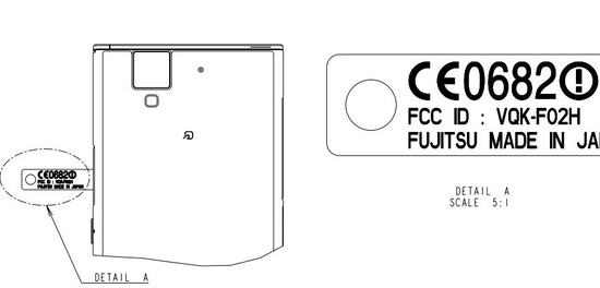 「ARROWS NX F-02H」3390mAhのバッテリー＆FMトランスミッター搭載