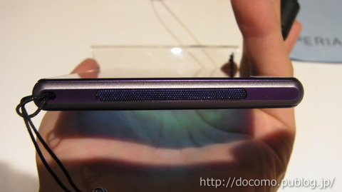 Xperia Z1(SO-01F, SOL23)の底面（スピーカー部）