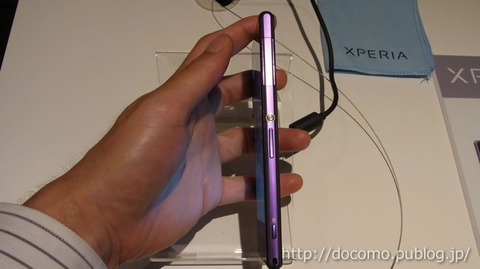 Xperia Z1右側面〔電源や〕音量ボタン