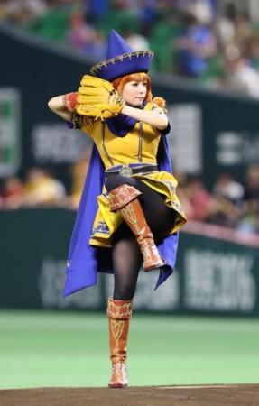 中川翔子「アリーナ」コスプレ始球式 剛速球のはずが…無念ゴロ
