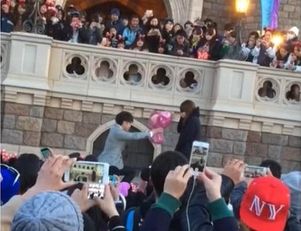 ディズニーランドで大衆前でプロポーズし大成功 元カノ そいつ私とヨリを戻したいってさ と暴露 Itai 画像 ブログ ディズニーランドで大衆前でプロポーズし大成功 元カノ そいつ私とヨリを戻したいってさ と暴露 Itai 画像 ブログ