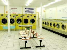 1200px-Launderette_in_Paris._France