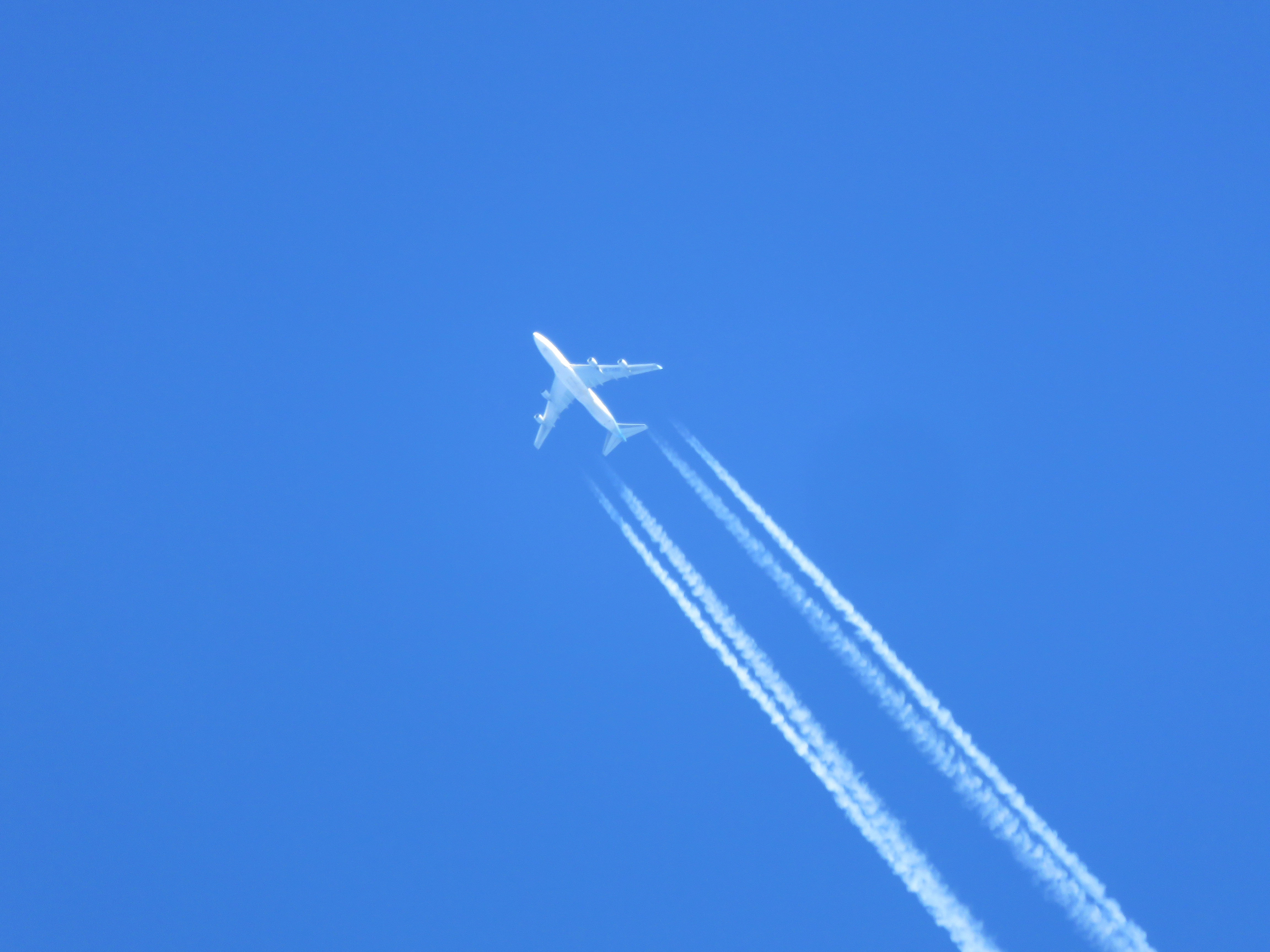 高い上空を飛ぶ飛行機と飛行機雲 Freebackphoto 高い上空を飛ぶ飛行機と飛行機雲 Freebackphoto