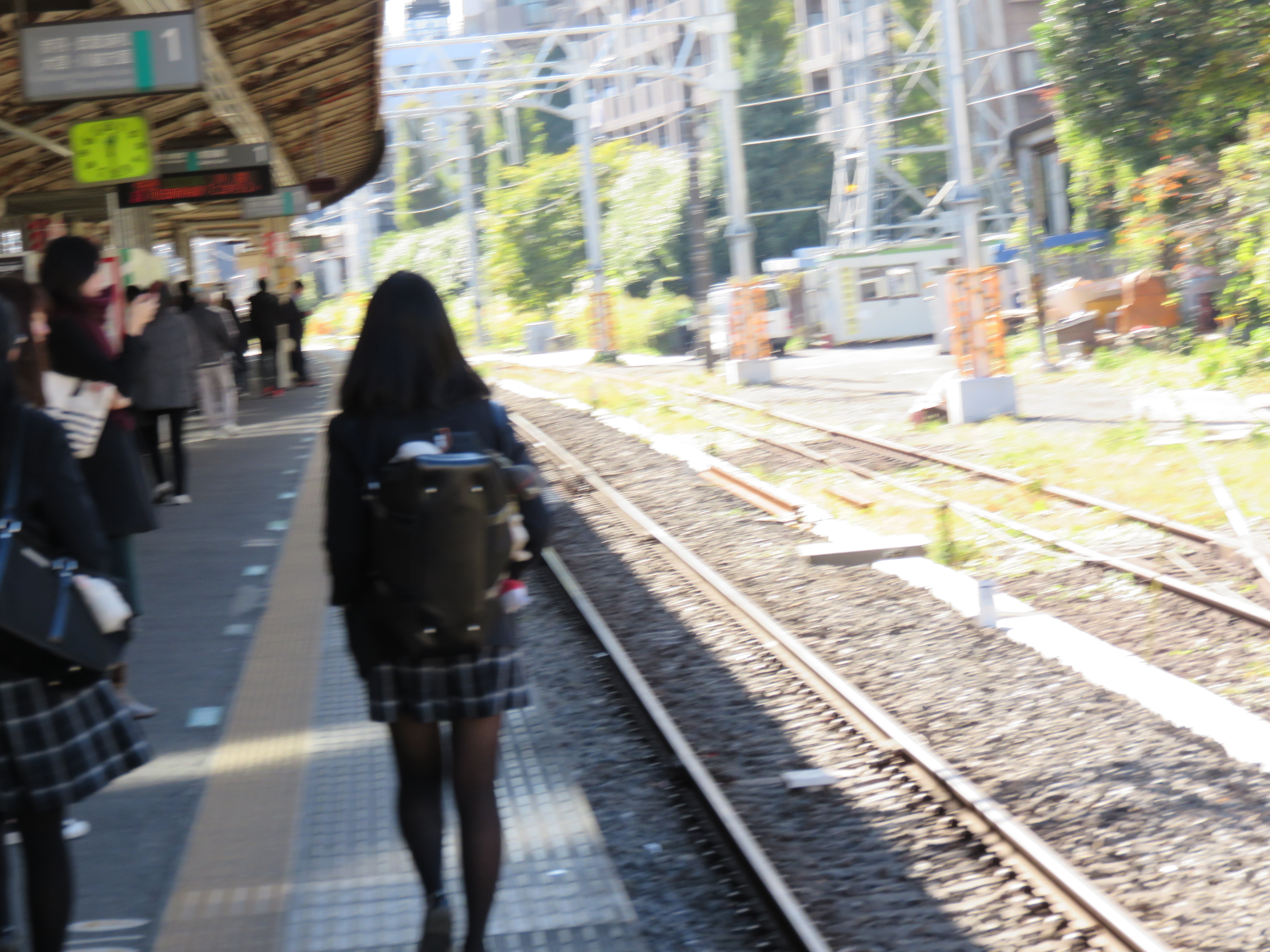 駅のホームを歩く女子高生 Freebackphoto 駅のホームを歩く女子高生 Freebackphoto