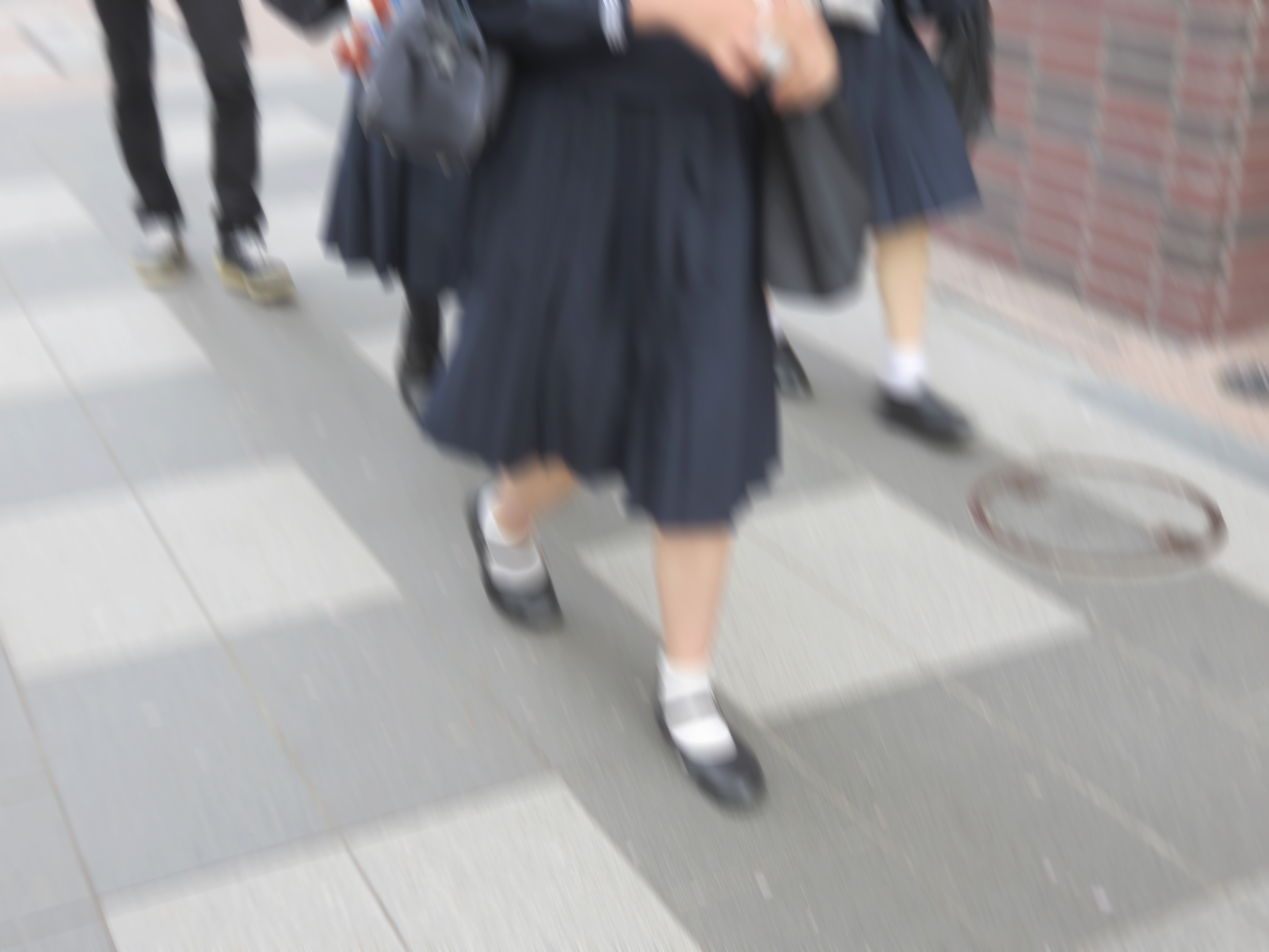 通学中の女子中学生 Freebackphoto 通学中の女子中学生 Freebackphoto