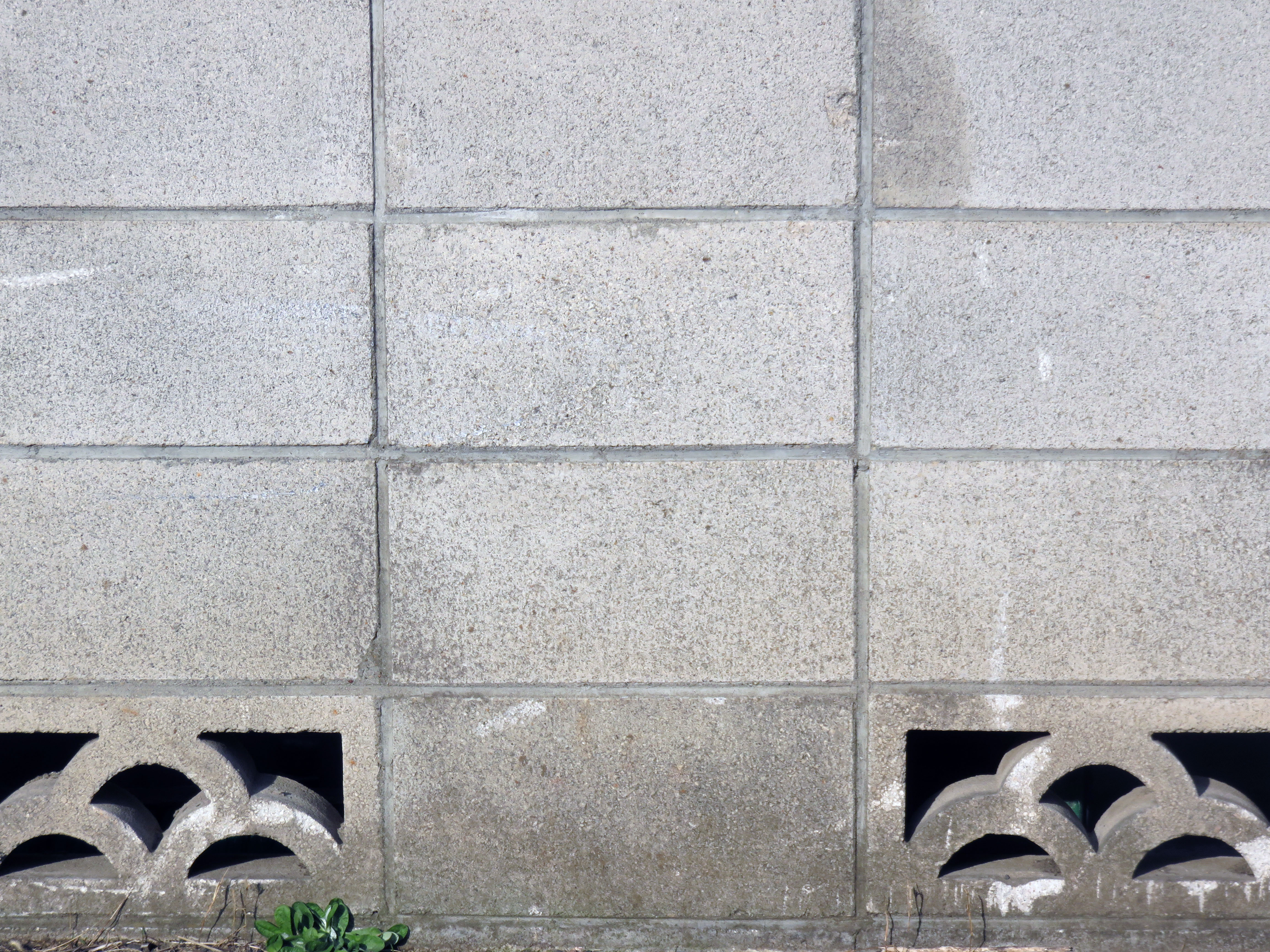 穴飾りコンクリートブロックの塀 Freebackphoto