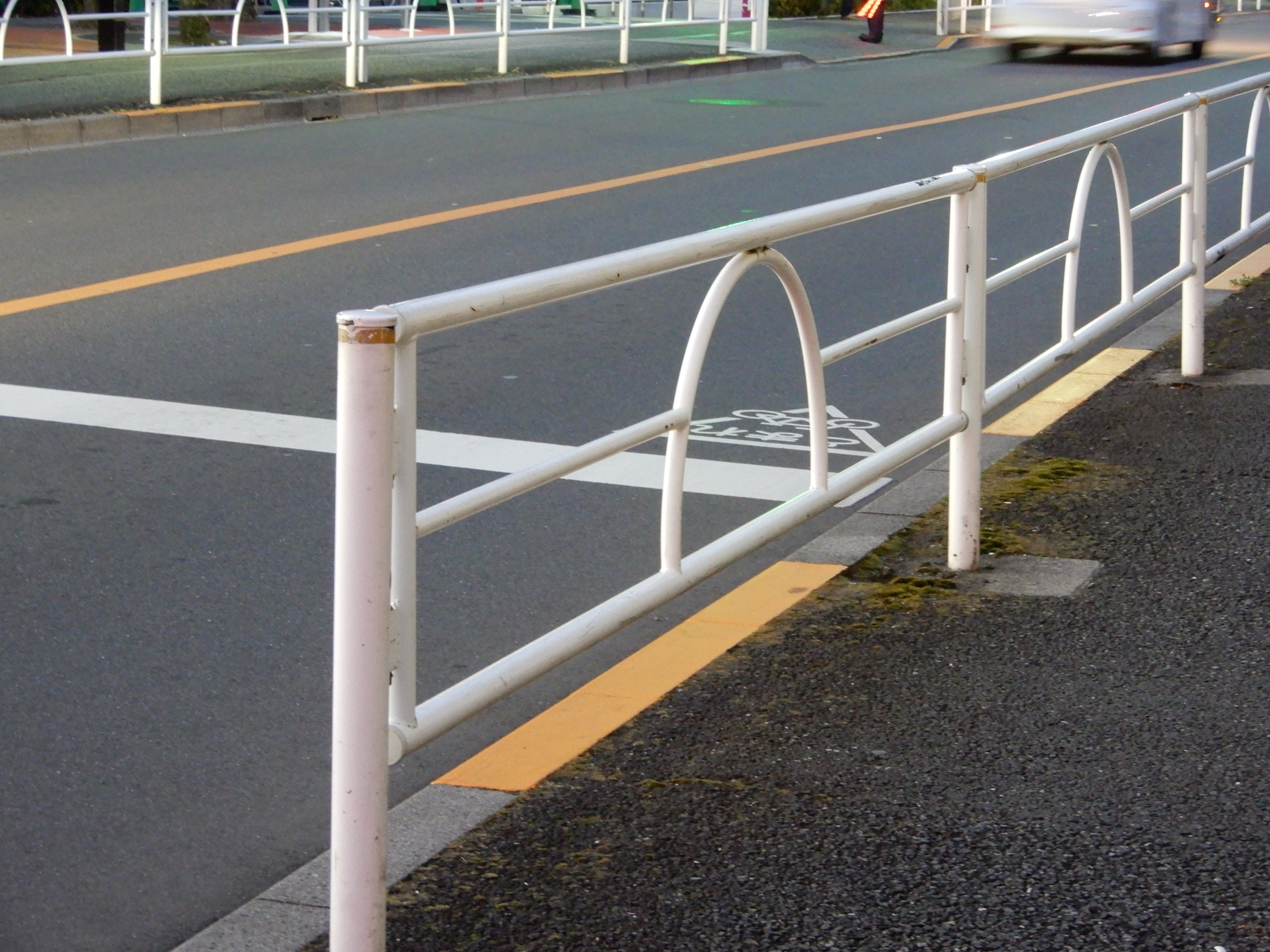 歩道用ガードパイプ Freebackphoto 歩道用ガードパイプ Freebackphoto