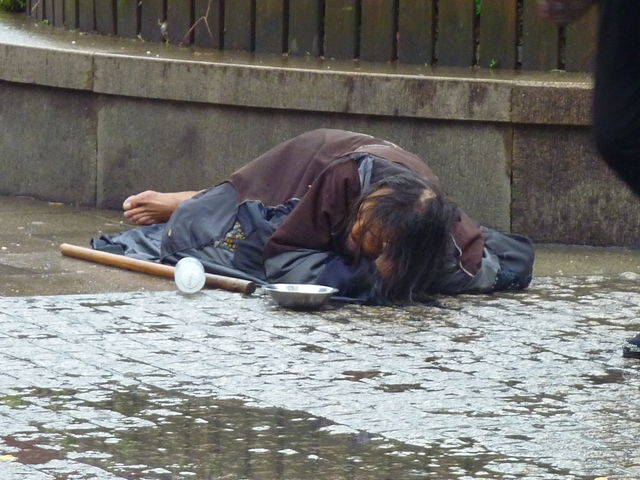 雨に打たれる乞食 中国ありのまま