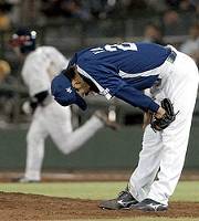 オリックス対中日 6回、谷(左)に同点2ランホーマーを浴びマウンドでガックリする中日先発の山井 スカイマークスタジアム