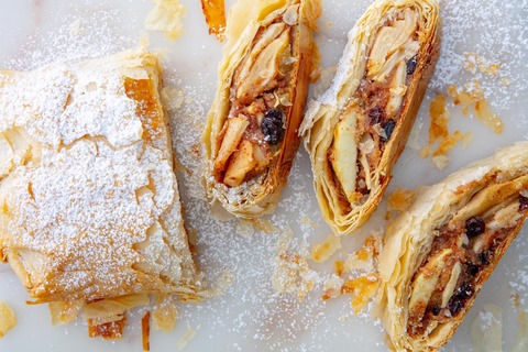 delish-apple-strudel68239