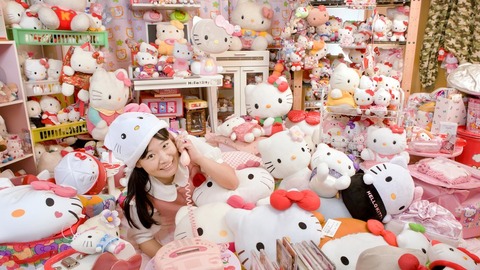 62869101_kando-asako-largest-collection-of-hello-kitty-0858