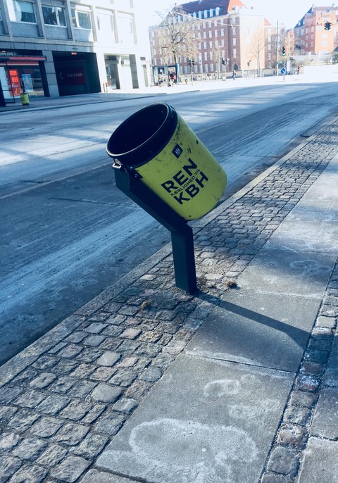 「自転車大国のデンマークでは路上のごみ箱にも工夫がある」海外の反応
