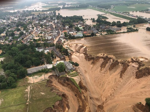 「ドイツの洪水が起きる前と後での地形の変化」海外の反応