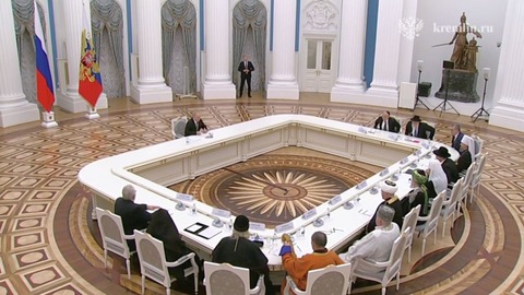 外国人「プーチンが会談に使ってるテーブルがまるで回転寿司」海外の反応