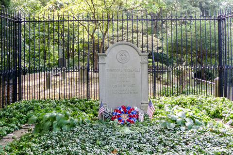 Theodore_Roosevelt_Grave_Oyster_Bay