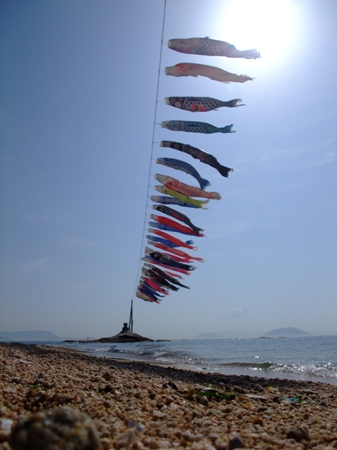 海を渡るこいのぼり 小豆島に集まれ たくさんの笑顔たち