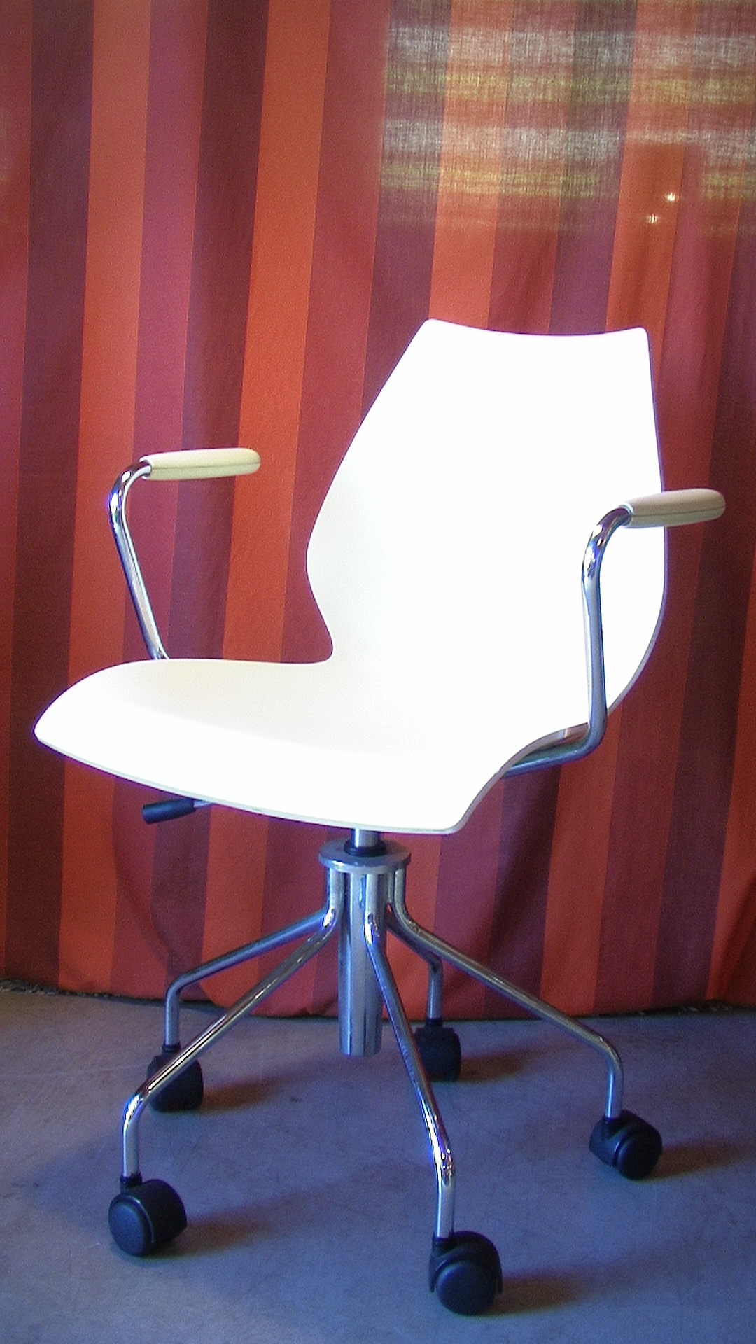 Cassina(カッシーナ)取り扱いのメーカーKartell(カルテル)の 