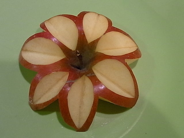 苺ichie ママ業の隙間に リンゴの飾り切り お花 作り方
