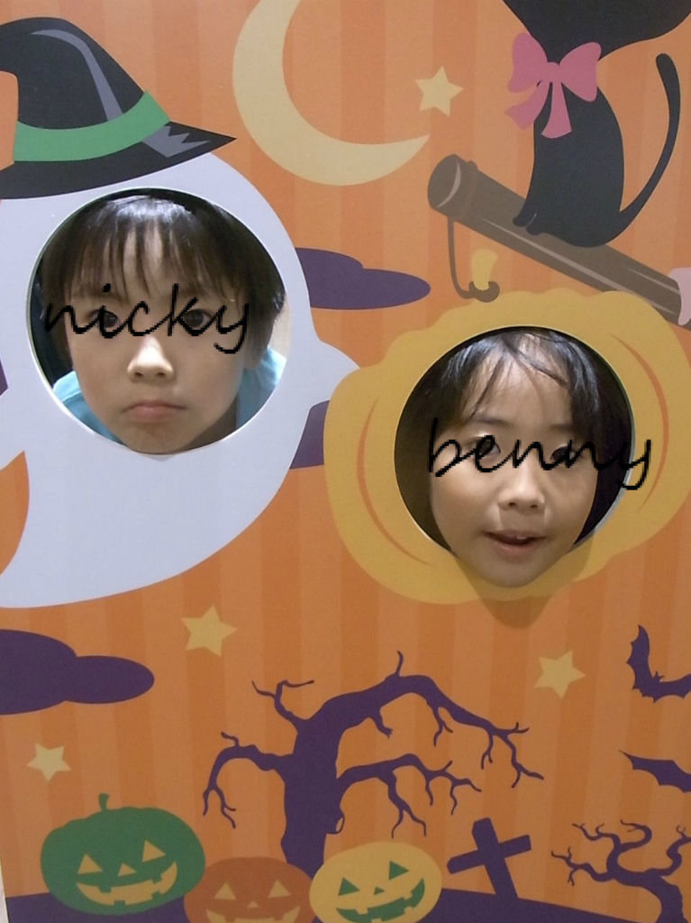 苺ichie ママ業の隙間に ハロウィンの顔出しパネル