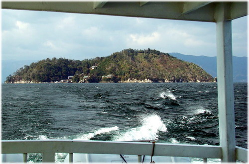 6772033 竹生島・島影