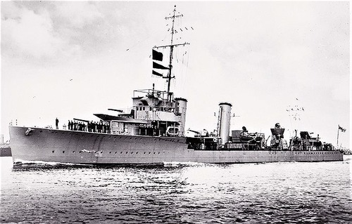 オーストラリア　HMAS Stuart leaving harbour