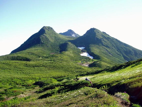 知床　三ツ石と奥に羅臼の頭