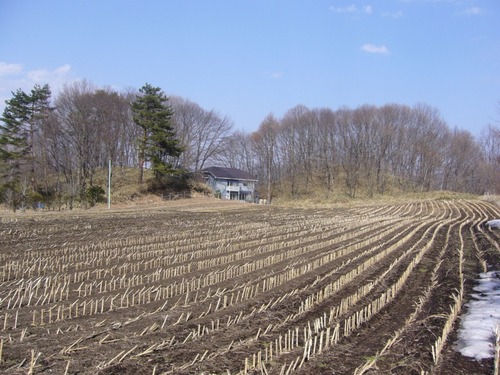 流れ山と民家佐久市下小菅