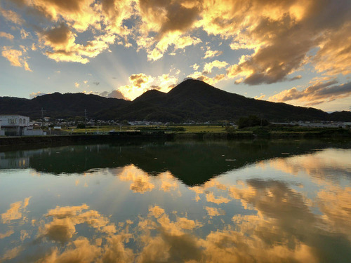 二上山の夕日　香芝市提供