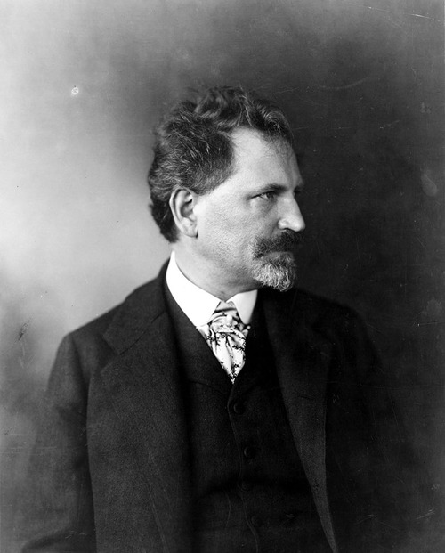 1 800px-Alfons_Mucha_LOC_3c05828u