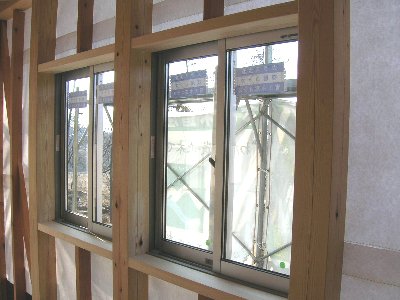 地域木材で建てる つくりすぎない家 ２階外付けサッシ