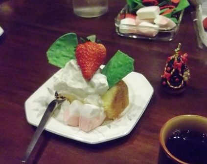 雅子さんのシフォンケーキに紅ほっぺ