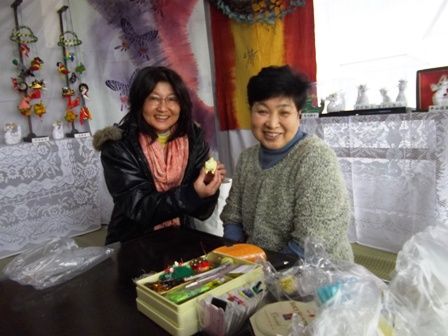 手芸の先生と記念写真