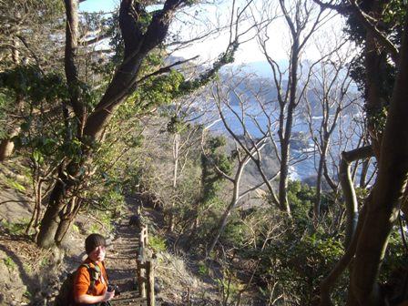 今山遊歩道の陽だまり 隊長~脱いだ