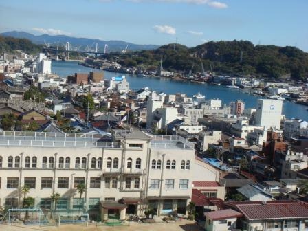 土堂小学校校舎。