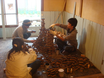 木レンガの床、ものすごいです。