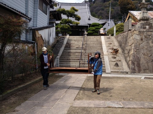 「土嚢の会」　東土堂から長江へお引っ越し手伝い。