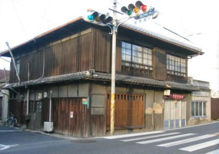 祗園橋近くの家。