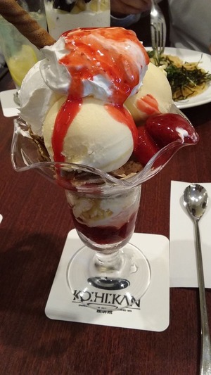 コーヒー館　いちごパフェ