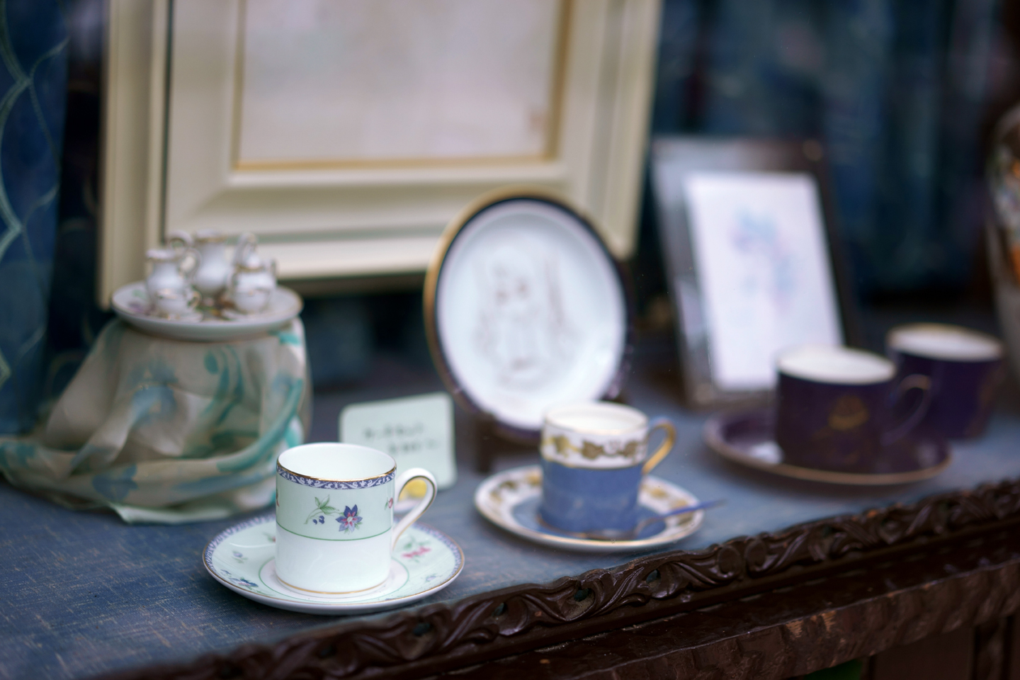 喫茶ソワレ」、京都府河原町の青い光の中で宝石のように輝くゼリー