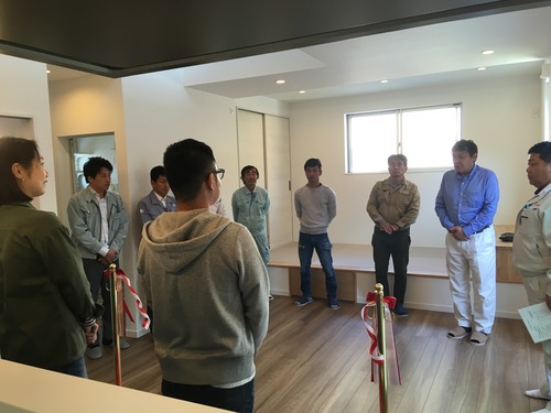 6B78C484-9AB6-4383-AC9C-6B8895A0BC35