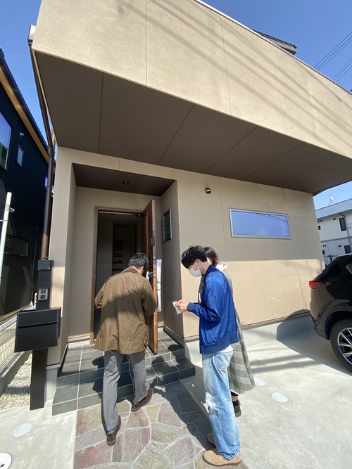 8EC695E3-2207-4C12-A810-7CD75B8A3331