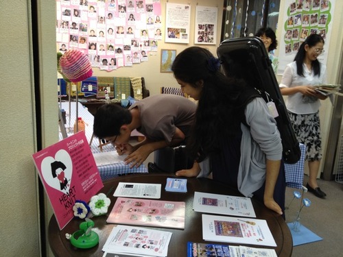 Rohan& Hana sign the book