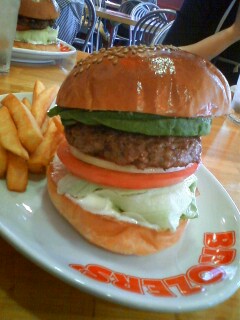 念願の前歯でガブッ！