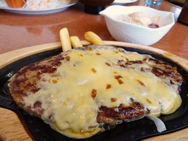 Cheese Gulliver Burg Steak with Dish Salad