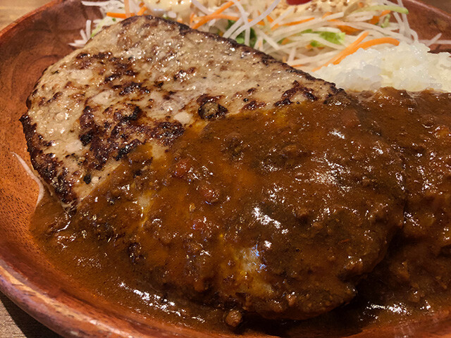 Curry Burg Dish with Extra Dish Salad