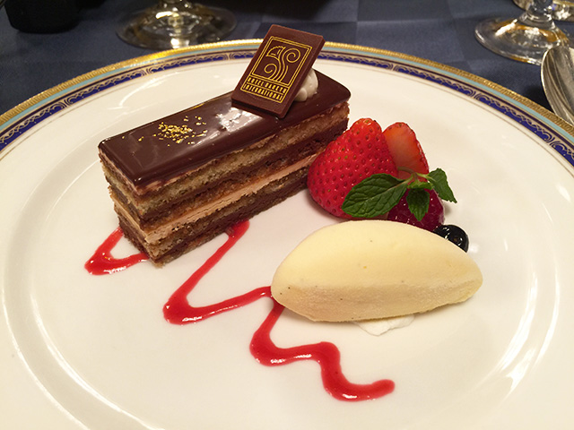 Gateau aux Opera et Fruits Berry avec Glace a la Vanille