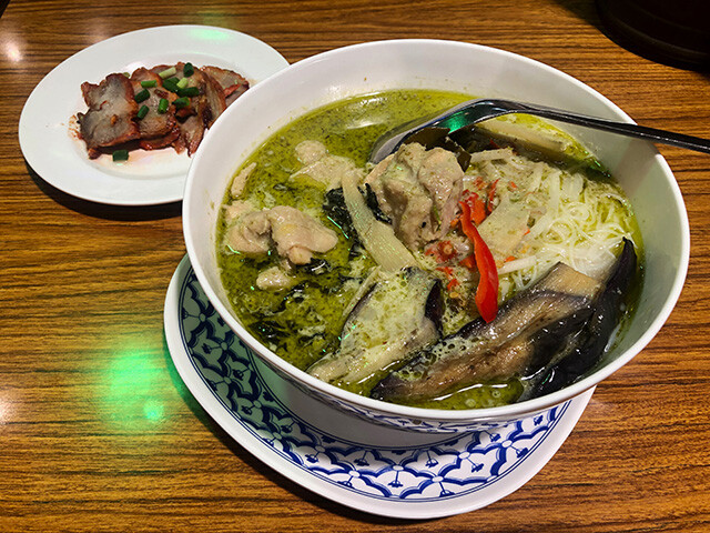 Small Rice Noodles Green Curry Soup with Chicken and Char Siu