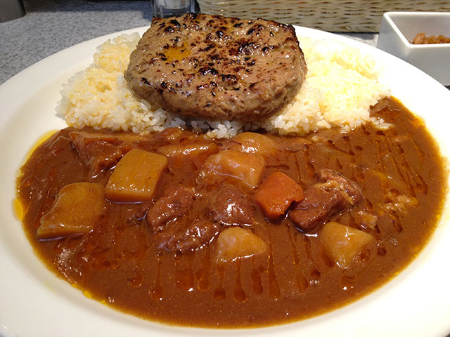 Beef Curry with Hamburger and Cubic Vegetables