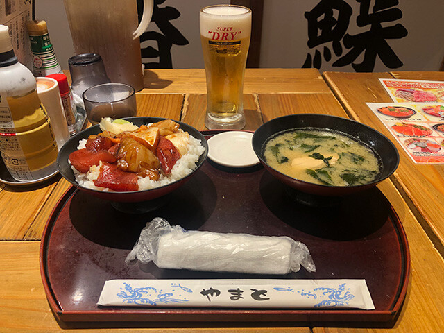 Seasoned Seafood Rice Bowl with Draft Beer