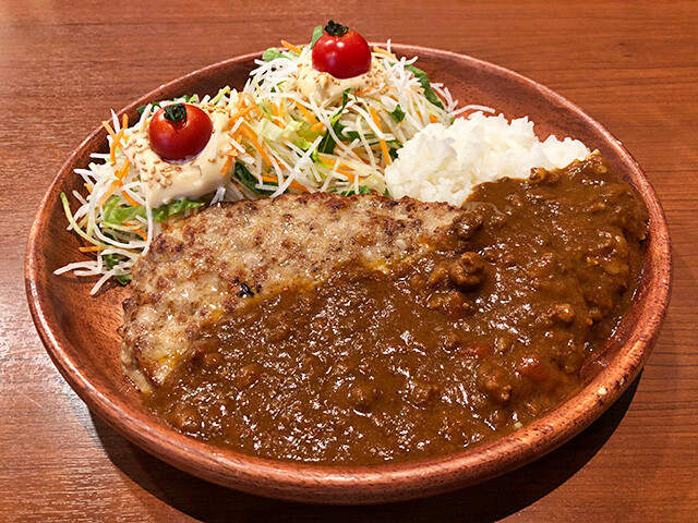 Curry Burg Dish with Extra Dish Salad